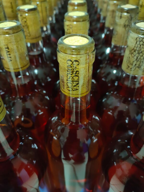 bottiglia Rose' con tappo in sughero corrugato all´imbottigliamento